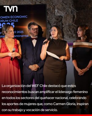 Carmen Gloria Arroyo Instagram - 📌 La destacada abogada, comunicadora y conductora del programa “Carmen Gloria a tu Servicio”, Carmen Gloria Arroyo, fue la encargada de recibir el premio en la categoría "Vida Pública y Comunicaciones" en la sexta edición del Women Economic Forum Chile (WEF).

📌 El galardón destacó su trayectoria profesional, su impacto social y su compromiso con el empoderamiento femenino en Chile, particularmente a través del programa “Carmen Gloria a tu servicio”  y su sección “Infinitas formas de ser mujer”.

📌 “Estamos muy orgullosos y agradecidos de ese reconocimiento. Y digo estamos porque esta nueva sección ‘Infinitas formas de ser mujer’ es el resultado de un tremendo equipo que ya lleva años comprometido con las mujeres de nuestro país y que busca visibilizar el esfuerzo de muchas líderes que abren caminos y son una inspiración para otras", comentó Carmen Gloria Arroyo, quien recibió el premio junto a todo el equipo del programa. 

📌 El Women Economic Forum, una organización global con origen en Nueva Delhi, India, y presente en más de 100 países, busca promover el progreso económico de la mujer a través de iniciativas alineadas con los Objetivos de Desarrollo Sostenible (ODS).

📌 Bajo el lema “Re-construyamos la estrategia”, el WEF Chile 2025 reunió a líderes, emprendedoras y referentes de distintos ámbitos con el propósito de visibilizar y fortalecer el rol de la mujer en el desarrollo económico y social del país.

📌 La organización del WEF Chile destacó que estos reconocimientos buscan amplificar el liderazgo femenino en todos los sectores del quehacer nacional, celebrando los aportes de mujeres que, como Carmen Gloria, inspiran con su trabajo y vocación de servicio.