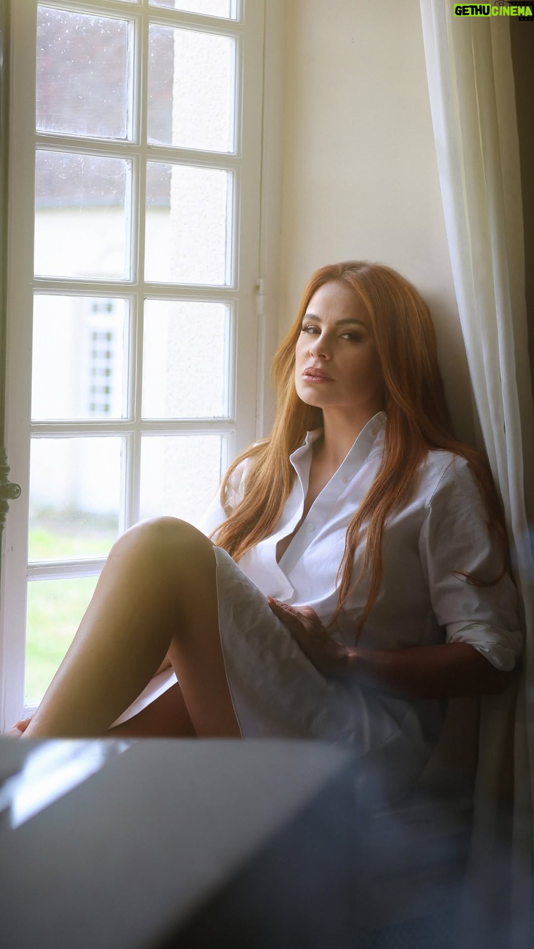 Carole Samaha - 40.9K Likes - كتير بخاف إرجع عيد قصة حب وشخص جديد يطلع متلك… Even though it’s scary, your heart deserves a new chance❤️🩹
#كتير_بخاف link in BIO
Directed by: @thierryvergnes_official
Lyrics & Music by: @nabilelkhoury
Arranged & mixed by: @sleimandamien
Mastering: @eliebarbar
#CaroleSamaha #كارول_سماحة