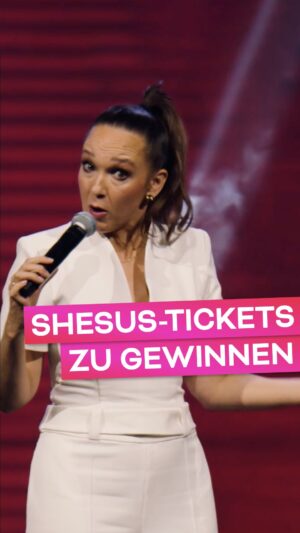 Carolin Kebekus Instagram - Heimspiel!!! Ich kann’s kaum erwarten: Ich spiel nächste Woche 2x in meinem Wohnzimmer und ihr könnt noch dabei sein, denn es gibt noch Restkarten für den 06.04. in der @lanxessarena.
 
Für diesen Tag verlosen wir außerdem 2 Tickets an 3 von euch mit den lustigsten/abenteuerlichsten/verrücktesten Geschichten aus der Schwangerschaft oder Geburt. Einfach hier in die Kommis posten. Wir suchen die besten Geschichten aus und kontaktieren die Gewinner*innen per DM.
 
Das Gewinnspiel endet am 30.03. um 20 Uhr. Teilnahmeberechtigt ist jeder ab 18 Jahren. Der Rechtsweg und eine Barauszahlung des Gewinns sind ausgeschlossen. Das Gewinnspiel steht in keinerlei Verbindung zu Facebook und Instagram. 

#carolinkebekus #comedy #comedyreels #tickets #gewinnspiel #schwangerschaft #geburt @buehnenkunstgmbh