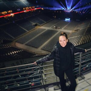 Carolin Kebekus Instagram - KÖLLE ❤️ 

#köln #carolinkebekus #shesuslovesyou #comedy #comedyshow 

📸 @hallomarvin @lanxessarena