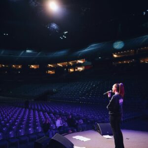 Carolin Kebekus Instagram - KÖLLE ❤️ 

#köln #carolinkebekus #shesuslovesyou #comedy #comedyshow 

📸 @hallomarvin @lanxessarena