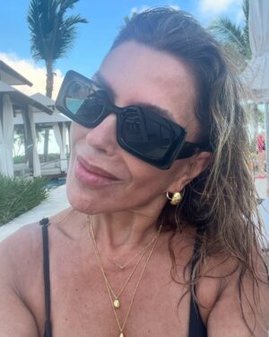 Carolina Arregui Instagram - Entre sol, lentes y playa en RD 🇩🇴❤️ #selfie 😎
