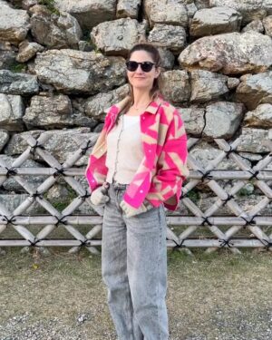 Carolina Cano Instagram - 🏯🇯🇵🎏🍣🥟🍙♥️

Mucha alegría en mi corazón.

Voy a enlistar xq es mi nueva pasión:

1. Nos fuimos de paseo tititi (o es pipipi?)
2. Me atacó una hoja. 
3. El castillo de Hamamatsu impresiona.
4. Hay su influencer style.
5. Me encanta esa foto…
6. ….pero. Sisoy.
7. Con ella siempre parribalavida.
8. Aplausos de señoras que aplauden.
9. Mostrando el paisaje.
10. Posando como modelos de café.
11. Me gustan ellos🥰
