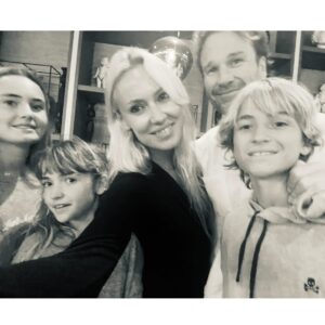Carolina Cerezuela Instagram - Lo que de verdad importa. 

#familia #personas #miequipo #vivir