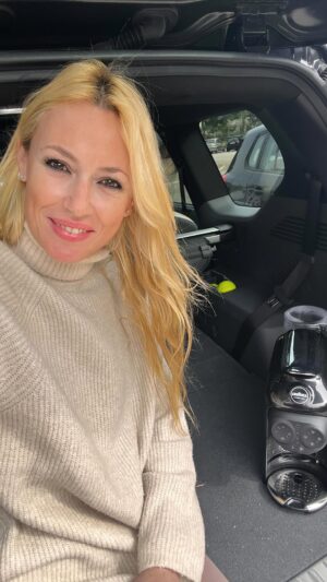 Carolina Cerezuela Instagram - Cuando ya pensabas que habías visto todo sobre el coche eléctrico… 💥 descubro un nuevo invento en mi #KiaEV9 para mis esperas en la puerta del cole 😁😜

#MovementThatInspires
@kiaspain