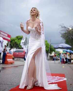 Carolina Jaume Instagram - Quien no arriesga, no gana... 💍 Mi locura más cuerda 😍 
.
.
.
Empezó el conteo regresivo 
Makeup and hair @josevargastyle 
Mi vestido 👰🏼‍♀️ @denisse_shinedresses 
📸  @fotojangueo