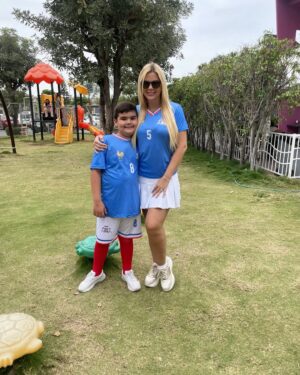 Carolina Jaume Instagram - Recuerda siempre esto, ¡somos invencibles! Cuando sientas que ya no puedes más, refúgiate en los brazos de mamá. Te amo amor de mi vida #mamaazul💙