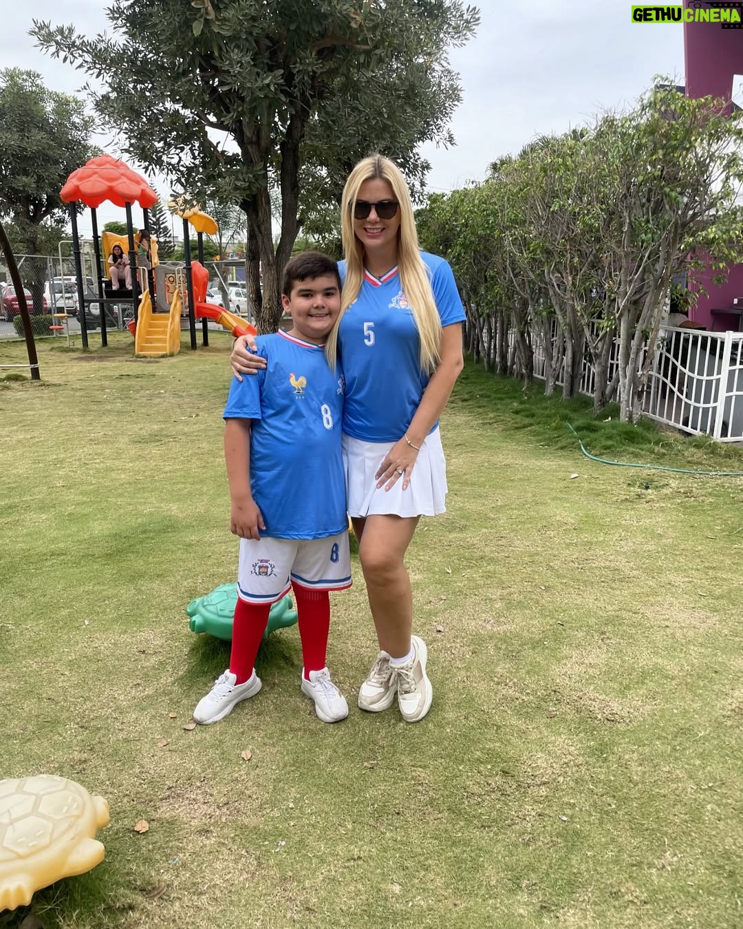 Carolina Jaume - 37.4K Likes - Recuerda siempre esto, ¡somos invencibles! Cuando sientas que ya no puedes más, refúgiate en los brazos de mamá. Te amo amor de mi vida #mamaazul💙