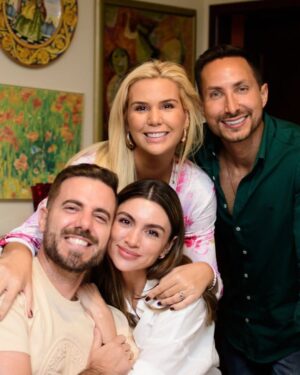 Carolina Jaume Instagram - Un poco de lo que fue mi cumpleaños con mis más cercanos solo faltaron 3 personas… Bueno y Rafa que se fue a una fiesta y no se tomó foto. Una nueva vuelta al sol con altos y bajos… encontré esta reflexión que quiero compartirles: 
¿Qué cuántos años tengo?
Tengo la edad en que las cosas se miran con más calma, pero con el interés de seguir creciendo.
Tengo los años en que los sueños se empiezan a acariciar con los dedos y las ilusiones se convierten en esperanza.
Tengo los años en que el amor, a veces es una loca llamarada, ansiosa de consumirse en el fuego de una pasión deseada. Y otras un remanso de paz, como el atardecer en la playa.
¿Qué cuántos años tengo? No necesito con un número marcar, pues mis anhelos alcanzados, las lágrimas que por el camino derramé al ver mis ilusiones rotas… Valen mucho más que eso.
¡Qué importa si cumplo veinte, cuarenta, o sesenta! Lo que importa es la edad que siento.

Tengo los años que necesito para vivir libre y sin miedos. Para seguir sin temor por el sendero, pues llevo conmigo la experiencia adquirida y la fuerza de mis anhelos.
¿Qué cuantos años tengo? ¡Eso a quién le importa! Tengo los años necesarios para perder el miedo y hacer lo que quiero y siento.
-José Saramago-