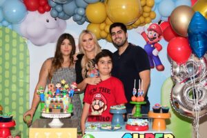 Carolina Jaume Instagram - Querido Hijo @allanzenck 
Hoy celebramos no solo tu cumpleaños, sino también la oportunidad de compartir momentos especiales juntos, de crear recuerdos inolvidables y de seguir construyendo esa hermosa relación que hemos formado a lo largo del tiempo.
Recuerda siempre que tienes un lugar especial en mi corazón, que estoy aquí para apoyarte, para escucharte y para acompañarte en cada paso que des. Tu felicidad es mi felicidad, y ver cómo creces y te desarrollas como persona me llena de orgullo y alegría. Te amo hijo @allanzenck