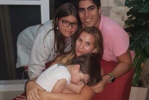 Carolina Jaume Instagram - Querido Hijo @allanzenck 
Hoy celebramos no solo tu cumpleaños, sino también la oportunidad de compartir momentos especiales juntos, de crear recuerdos inolvidables y de seguir construyendo esa hermosa relación que hemos formado a lo largo del tiempo.
Recuerda siempre que tienes un lugar especial en mi corazón, que estoy aquí para apoyarte, para escucharte y para acompañarte en cada paso que des. Tu felicidad es mi felicidad, y ver cómo creces y te desarrollas como persona me llena de orgullo y alegría. Te amo hijo @allanzenck