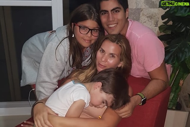 Carolina Jaume - 49.1K Likes - Querido Hijo @allanzenck
Hoy celebramos no solo tu cumpleaños, sino también la oportunidad de compartir momentos especiales juntos, de crear recuerdos inolvidables y de seguir construyendo esa hermosa relación que hemos formado a lo largo del tiempo.
Recuerda siempre que tienes un lugar especial en mi corazón, que estoy aquí para apoyarte, para escucharte y para acompañarte en cada paso que des. Tu felicidad es mi felicidad, y ver cómo creces y te desarrollas como persona me llena de orgullo y alegría. Te amo hijo @allanzenck