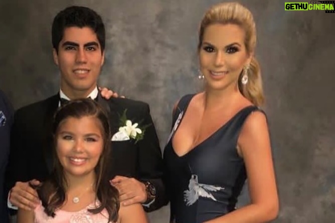 Carolina Jaume - 49.1K Likes - Querido Hijo @allanzenck
Hoy celebramos no solo tu cumpleaños, sino también la oportunidad de compartir momentos especiales juntos, de crear recuerdos inolvidables y de seguir construyendo esa hermosa relación que hemos formado a lo largo del tiempo.
Recuerda siempre que tienes un lugar especial en mi corazón, que estoy aquí para apoyarte, para escucharte y para acompañarte en cada paso que des. Tu felicidad es mi felicidad, y ver cómo creces y te desarrollas como persona me llena de orgullo y alegría. Te amo hijo @allanzenck