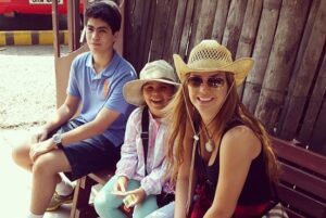 Carolina Jaume Instagram - Querido Hijo @allanzenck 
Hoy celebramos no solo tu cumpleaños, sino también la oportunidad de compartir momentos especiales juntos, de crear recuerdos inolvidables y de seguir construyendo esa hermosa relación que hemos formado a lo largo del tiempo.
Recuerda siempre que tienes un lugar especial en mi corazón, que estoy aquí para apoyarte, para escucharte y para acompañarte en cada paso que des. Tu felicidad es mi felicidad, y ver cómo creces y te desarrollas como persona me llena de orgullo y alegría. Te amo hijo @allanzenck