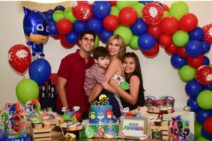 Carolina Jaume Instagram - Querido Hijo @allanzenck 
Hoy celebramos no solo tu cumpleaños, sino también la oportunidad de compartir momentos especiales juntos, de crear recuerdos inolvidables y de seguir construyendo esa hermosa relación que hemos formado a lo largo del tiempo.
Recuerda siempre que tienes un lugar especial en mi corazón, que estoy aquí para apoyarte, para escucharte y para acompañarte en cada paso que des. Tu felicidad es mi felicidad, y ver cómo creces y te desarrollas como persona me llena de orgullo y alegría. Te amo hijo @allanzenck