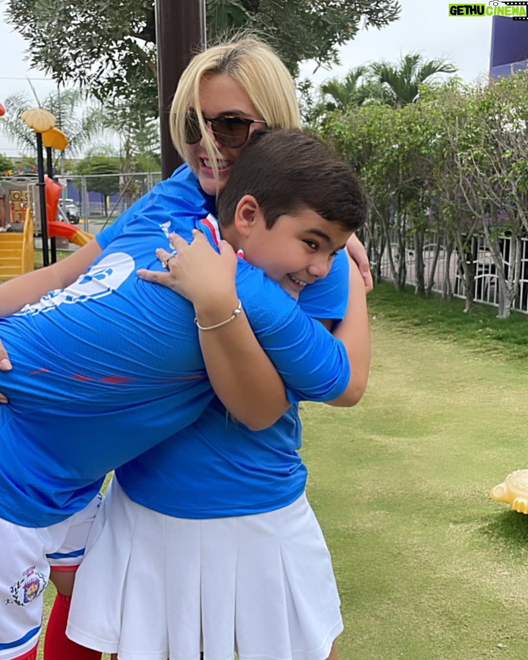 Carolina Jaume - 37.4K Likes - Recuerda siempre esto, ¡somos invencibles! Cuando sientas que ya no puedes más, refúgiate en los brazos de mamá. Te amo amor de mi vida #mamaazul💙