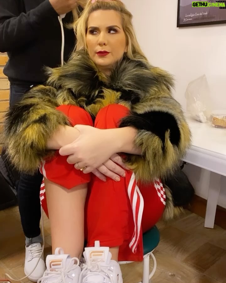 Carolina Jaume - 28.6K Likes - Mi querido Alexis: sabía que usted es de los pocos hombres que me han roto el corazón 💔 me cuesta tanto creer que hoy ya no puedo escribirle. Me alegra tanto haberlo visto hace unas semanas siempre con su sonrisa tímida y su mirada de admiración. Yo jamás presto mi ropa y usted tenía mi clóset a su disposición porque era honesto, justo, leal, jamás dijo nada de más y tanto lo valore como ser humano más allá su arte. Descansa en paz @alexiscotallat personas como usted son las que construyen personas como yo. Lo quiero y lo recordaré por siempre. Gracias por su amor cariño respeto y admiración que usted sentía por mi. VUELE ALTO como siempre lo quiso. En mi siempre estará presente, lo quiero con cariño su DIVA ❤️