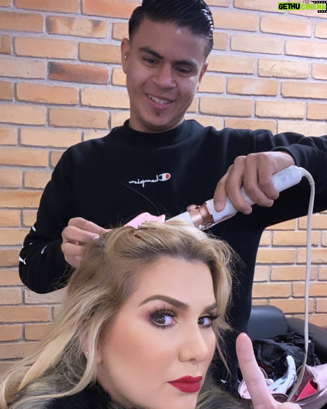 Carolina Jaume - 28.6K Likes - Mi querido Alexis: sabía que usted es de los pocos hombres que me han roto el corazón 💔 me cuesta tanto creer que hoy ya no puedo escribirle. Me alegra tanto haberlo visto hace unas semanas siempre con su sonrisa tímida y su mirada de admiración. Yo jamás presto mi ropa y usted tenía mi clóset a su disposición porque era honesto, justo, leal, jamás dijo nada de más y tanto lo valore como ser humano más allá su arte. Descansa en paz @alexiscotallat personas como usted son las que construyen personas como yo. Lo quiero y lo recordaré por siempre. Gracias por su amor cariño respeto y admiración que usted sentía por mi. VUELE ALTO como siempre lo quiso. En mi siempre estará presente, lo quiero con cariño su DIVA ❤️
