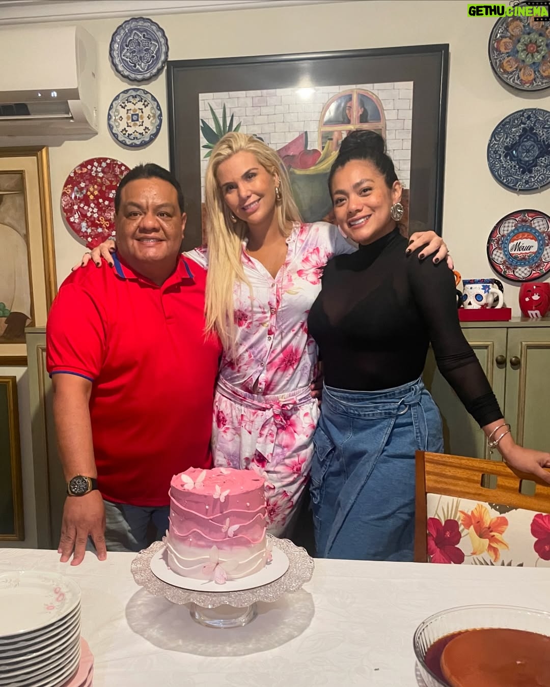 Carolina Jaume - 53.9K Likes - Un poco de lo que fue mi cumpleaños con mis más cercanos solo faltaron 3 personas… Bueno y Rafa que se fue a una fiesta y no se tomó foto. Una nueva vuelta al sol con altos y bajos… encontré esta reflexión que quiero compartirles:
¿Qué cuántos años tengo?
Tengo la edad en que las cosas se miran con más calma, pero con el interés de seguir creciendo.
Tengo los años en que los sueños se empiezan a acariciar con los dedos y las ilusiones se convierten en esperanza.
Tengo los años en que el amor, a veces es una loca llamarada, ansiosa de consumirse en el fuego de una pasión deseada. Y otras un remanso de paz, como el atardecer en la playa.
¿Qué cuántos años tengo? No necesito con un número marcar, pues mis anhelos alcanzados, las lágrimas que por el camino derramé al ver mis ilusiones rotas…
Valen mucho más que eso.
¡Qué importa si cumplo veinte, cuarenta, o sesenta!
Lo que importa es la edad que siento.
Tengo los años que necesito para vivir libre y sin miedos.
Para seguir sin temor por el sendero, pues llevo conmigo la experiencia adquirida y la fuerza de mis anhelos.
¿Qué cuantos años tengo? ¡Eso a quién le importa!
Tengo los años necesarios para perder el miedo y hacer lo que quiero y siento.
-José Saramago-