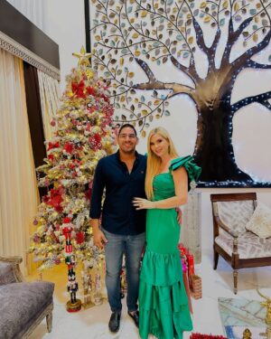 Carolina Jaume Instagram - Que disfruten de una hermosa Navidad en familia. Que la bendición, salud, unión y amor se multipliquen para todos. ¡Felices Fiestas! 
.
.
.
Outfit @hb_vestidos