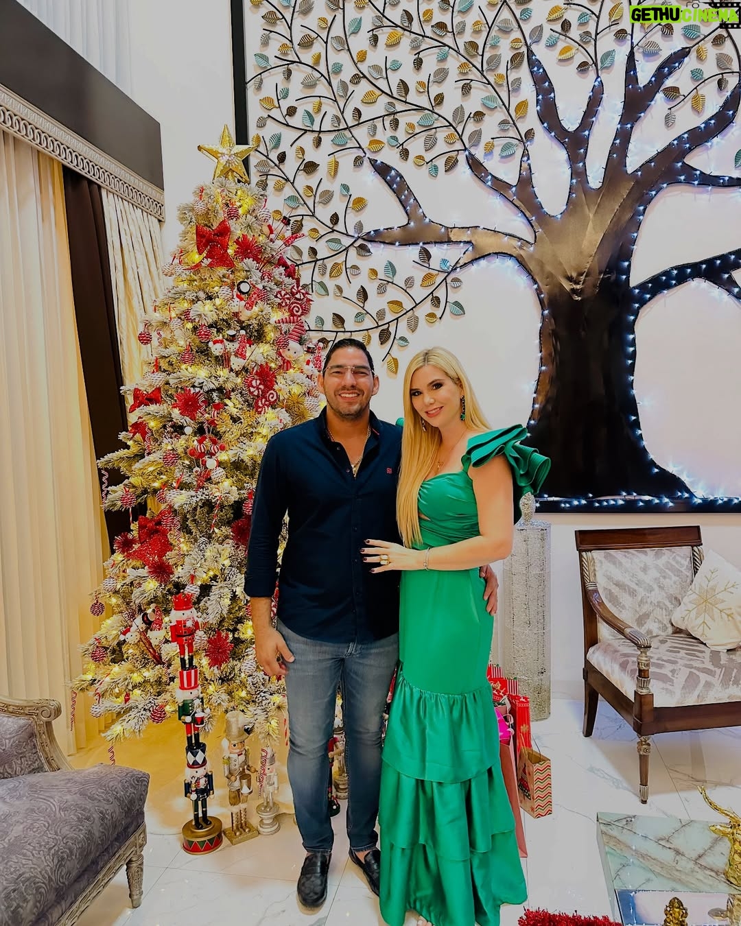 Carolina Jaume - 29.5K Likes - Que disfruten de una hermosa Navidad en familia. Que la bendición, salud, unión y amor se multipliquen para todos. ¡Felices Fiestas!
.
.
.
Outfit @hb_vestidos