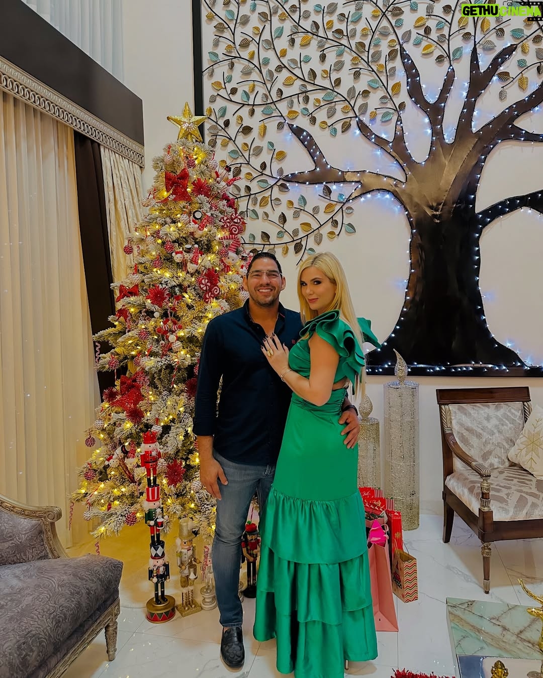 Carolina Jaume - 29.5K Likes - Que disfruten de una hermosa Navidad en familia. Que la bendición, salud, unión y amor se multipliquen para todos. ¡Felices Fiestas!
.
.
.
Outfit @hb_vestidos
