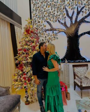 Carolina Jaume Instagram - Que disfruten de una hermosa Navidad en familia. Que la bendición, salud, unión y amor se multipliquen para todos. ¡Felices Fiestas! 
.
.
.
Outfit @hb_vestidos