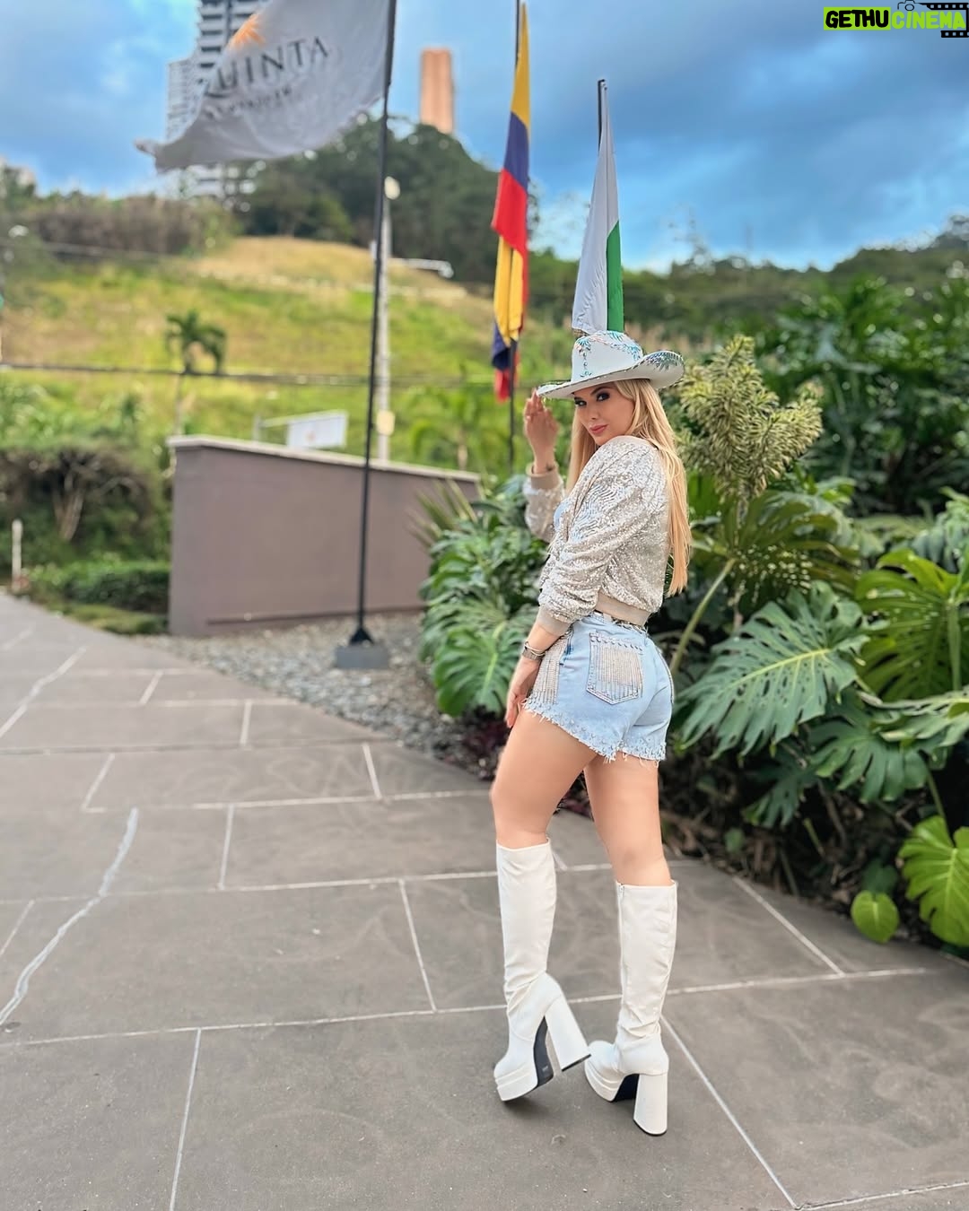 Carolina Jaume - 52K Likes - Nos damo’ un rocecito por Provenza 😍
.
.
.
.
Outfit @joseluis_fernandez_c
Hat @bartolome.hats
