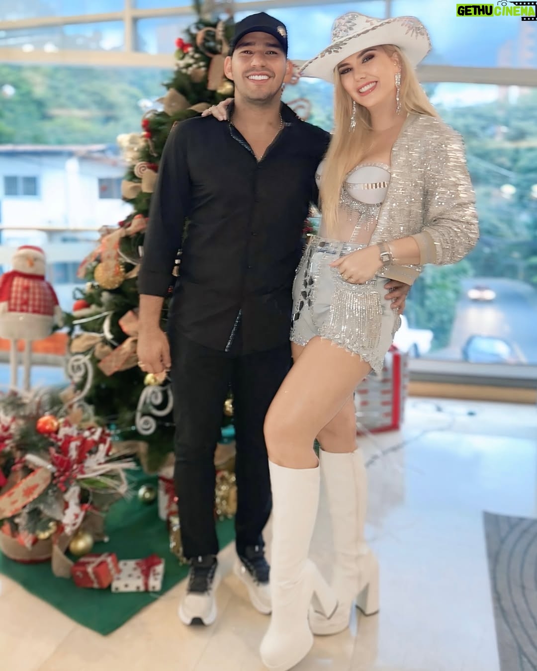 Carolina Jaume - 52K Likes - Nos damo’ un rocecito por Provenza 😍
.
.
.
.
Outfit @joseluis_fernandez_c
Hat @bartolome.hats