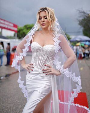 Carolina Jaume Instagram - Quien no arriesga, no gana... 💍 Mi locura más cuerda 😍 
.
.
.
Empezó el conteo regresivo 
Makeup and hair @josevargastyle 
Mi vestido 👰🏼‍♀️ @denisse_shinedresses 
📸  @fotojangueo