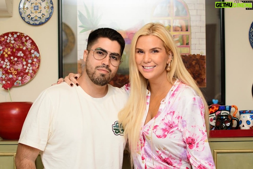 Carolina Jaume - 49.1K Likes - Querido Hijo @allanzenck
Hoy celebramos no solo tu cumpleaños, sino también la oportunidad de compartir momentos especiales juntos, de crear recuerdos inolvidables y de seguir construyendo esa hermosa relación que hemos formado a lo largo del tiempo.
Recuerda siempre que tienes un lugar especial en mi corazón, que estoy aquí para apoyarte, para escucharte y para acompañarte en cada paso que des. Tu felicidad es mi felicidad, y ver cómo creces y te desarrollas como persona me llena de orgullo y alegría. Te amo hijo @allanzenck
