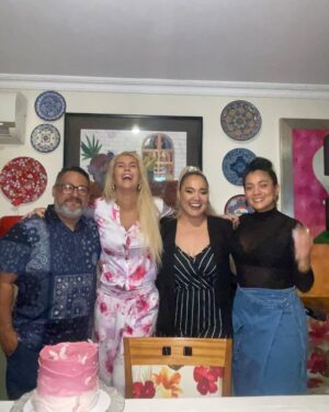 Carolina Jaume Instagram - Un poco de lo que fue mi cumpleaños con mis más cercanos solo faltaron 3 personas… Bueno y Rafa que se fue a una fiesta y no se tomó foto. Una nueva vuelta al sol con altos y bajos… encontré esta reflexión que quiero compartirles: 
¿Qué cuántos años tengo?
Tengo la edad en que las cosas se miran con más calma, pero con el interés de seguir creciendo.
Tengo los años en que los sueños se empiezan a acariciar con los dedos y las ilusiones se convierten en esperanza.
Tengo los años en que el amor, a veces es una loca llamarada, ansiosa de consumirse en el fuego de una pasión deseada. Y otras un remanso de paz, como el atardecer en la playa.
¿Qué cuántos años tengo? No necesito con un número marcar, pues mis anhelos alcanzados, las lágrimas que por el camino derramé al ver mis ilusiones rotas… Valen mucho más que eso.
¡Qué importa si cumplo veinte, cuarenta, o sesenta! Lo que importa es la edad que siento.

Tengo los años que necesito para vivir libre y sin miedos. Para seguir sin temor por el sendero, pues llevo conmigo la experiencia adquirida y la fuerza de mis anhelos.
¿Qué cuantos años tengo? ¡Eso a quién le importa! Tengo los años necesarios para perder el miedo y hacer lo que quiero y siento.
-José Saramago-