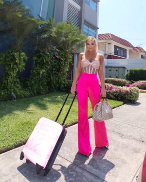 Carolina Jaume Instagram - Demasiadas emociones esta semana, me merezco un kilo de helado y una pizza 4 quesos 💕💞 hermoso estreno en @fama90ec  con @universidaddelafarandula mi look bien Barbie gracias a @joseluis_fernandez_c y @miguel_manrique_s 
.
.
.
Makeup and Ken @jinsonpinedaoficial_ 
Peinado @hectoralvarado__ 
Pelo color y extensiones @gardechevez @maritzachevez
Bronceado @mulatatanning