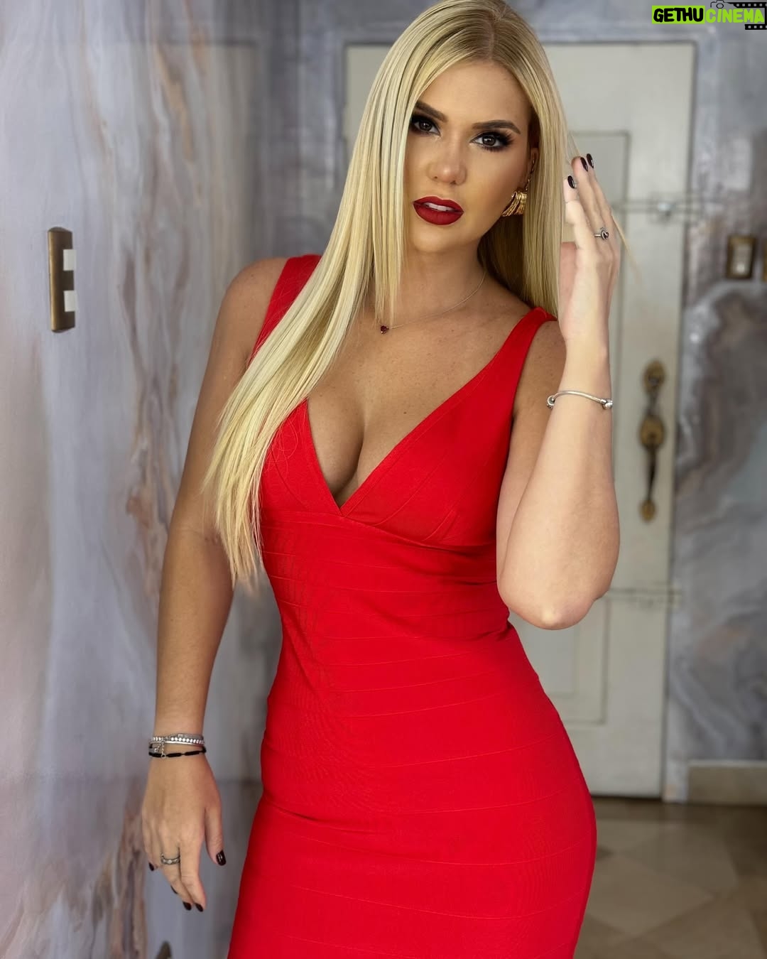 Carolina Jaume - 25.5K Likes - Todo el mundo sabe que CAROLINA es bacan!!!! Que emoción ya lo puedo decir… el principio de lo que se viene me tiene muerta de felicidad!
Donde están mis 🧡 naranjas?
Donde están mis 💙 azules?
Gracias @emivaldez y @carlosscavone por su generosidad hoy! Son lo máximo 🫶🏻
Gracias @pilinavarretem y @jennifernajeralasso por esta oportunidad única 🧡💙 daré lo mejor de mí en @rts_combateec @rtsecuador
Gracias mi @ronnycastanedaoficial por mi maquillaje y peinado tú también eres bacan 🫶🏻