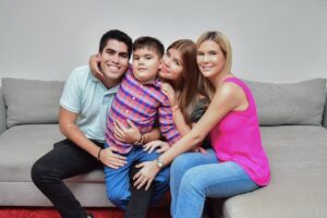 Carolina Jaume Instagram - Querido Hijo @allanzenck 
Hoy celebramos no solo tu cumpleaños, sino también la oportunidad de compartir momentos especiales juntos, de crear recuerdos inolvidables y de seguir construyendo esa hermosa relación que hemos formado a lo largo del tiempo.
Recuerda siempre que tienes un lugar especial en mi corazón, que estoy aquí para apoyarte, para escucharte y para acompañarte en cada paso que des. Tu felicidad es mi felicidad, y ver cómo creces y te desarrollas como persona me llena de orgullo y alegría. Te amo hijo @allanzenck