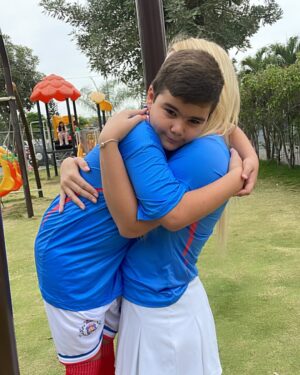 Carolina Jaume Instagram - Recuerda siempre esto, ¡somos invencibles! Cuando sientas que ya no puedes más, refúgiate en los brazos de mamá. Te amo amor de mi vida #mamaazul💙
