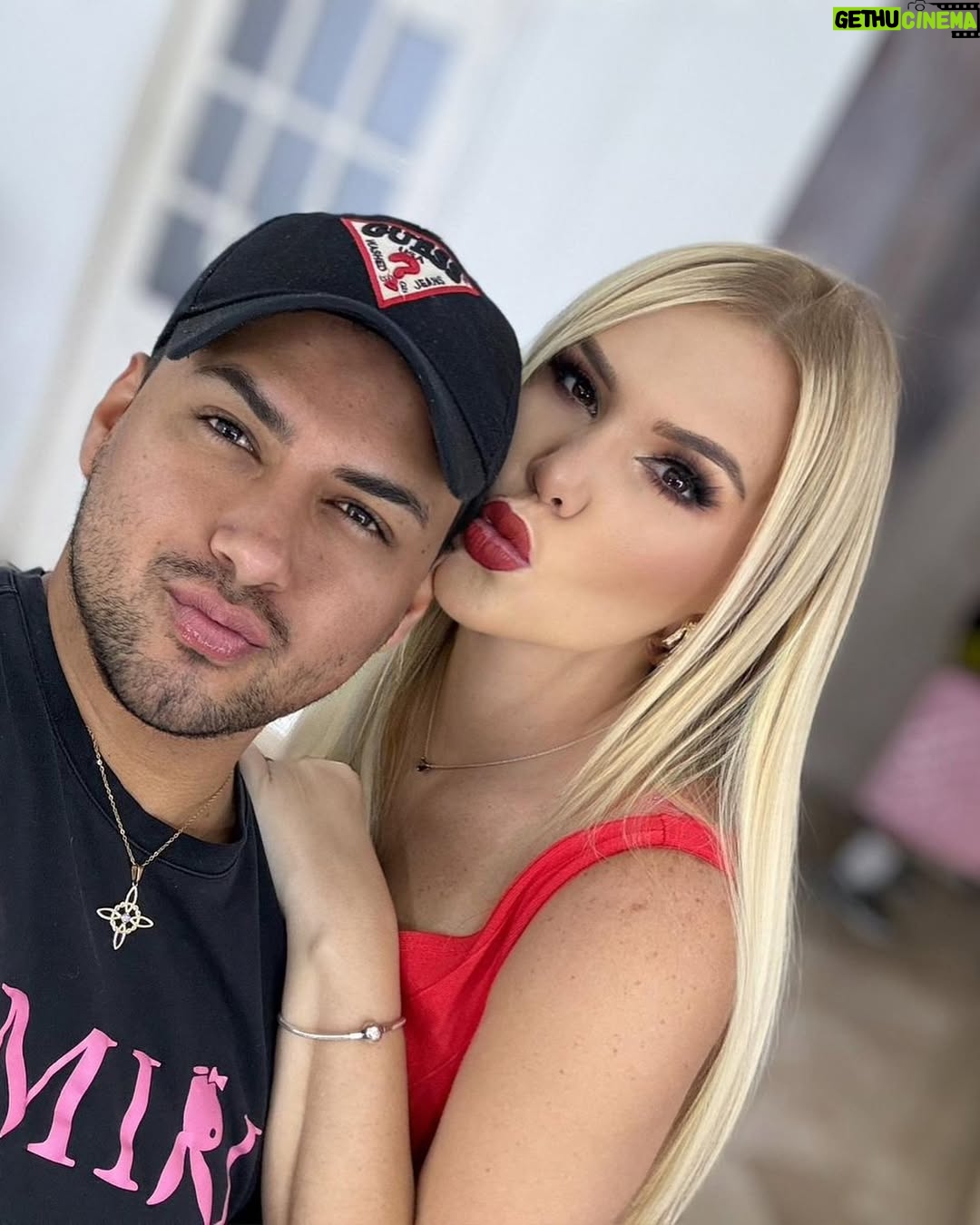 Carolina Jaume - 25.5K Likes - Todo el mundo sabe que CAROLINA es bacan!!!! Que emoción ya lo puedo decir… el principio de lo que se viene me tiene muerta de felicidad!
Donde están mis 🧡 naranjas?
Donde están mis 💙 azules?
Gracias @emivaldez y @carlosscavone por su generosidad hoy! Son lo máximo 🫶🏻
Gracias @pilinavarretem y @jennifernajeralasso por esta oportunidad única 🧡💙 daré lo mejor de mí en @rts_combateec @rtsecuador
Gracias mi @ronnycastanedaoficial por mi maquillaje y peinado tú también eres bacan 🫶🏻