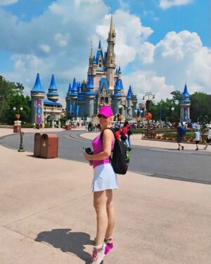 Carolina Jaume Instagram - Sonríe que la vida pasa volando ❤️

1. Nunca dejes de ser niña.
2. Tuve una operación exitosa no les había dicho pero tengo problemas renales y me hicieron una nefrolitotomía percutánea debido a un problema de cálculos renales. Me tuve que operar lejos de mi familia y el hospital es un lugar muy nostálgico. Aunque tuve el mejor enfermero ♌️
3. Un poco de diversión.
4. Estuve en un tornado (de locos).
5. PUERTO RICO 🇵🇷 ESTÁ CABRON.
6. Universal fun. 
7. Me cansé de la típica foto jajaja así que me hice un video.
8. El carro que jamás tendré pero me di el lujo de treparme jajaja. 
9. Breaking Bad. 
10.La vida es como una montaña rusa, disfruta todo el trayecto. ♌️