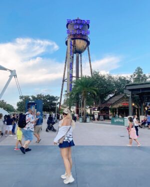 Carolina Jaume Instagram - Sonríe que la vida pasa volando ❤️

1. Nunca dejes de ser niña.
2. Tuve una operación exitosa no les había dicho pero tengo problemas renales y me hicieron una nefrolitotomía percutánea debido a un problema de cálculos renales. Me tuve que operar lejos de mi familia y el hospital es un lugar muy nostálgico. Aunque tuve el mejor enfermero ♌️
3. Un poco de diversión.
4. Estuve en un tornado (de locos).
5. PUERTO RICO 🇵🇷 ESTÁ CABRON.
6. Universal fun. 
7. Me cansé de la típica foto jajaja así que me hice un video.
8. El carro que jamás tendré pero me di el lujo de treparme jajaja. 
9. Breaking Bad. 
10.La vida es como una montaña rusa, disfruta todo el trayecto. ♌️