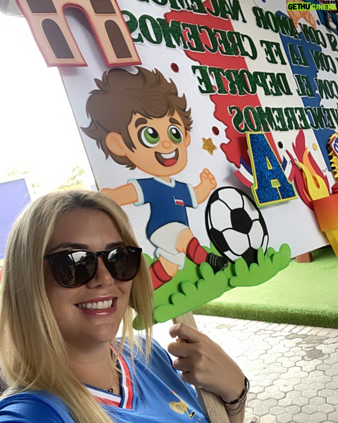 Carolina Jaume - 37.4K Likes - Recuerda siempre esto, ¡somos invencibles! Cuando sientas que ya no puedes más, refúgiate en los brazos de mamá. Te amo amor de mi vida #mamaazul💙