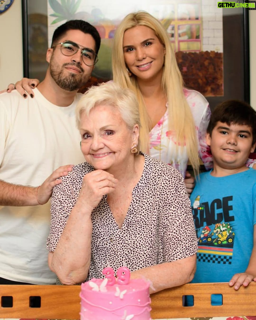 Carolina Jaume - 53.9K Likes - Un poco de lo que fue mi cumpleaños con mis más cercanos solo faltaron 3 personas… Bueno y Rafa que se fue a una fiesta y no se tomó foto. Una nueva vuelta al sol con altos y bajos… encontré esta reflexión que quiero compartirles:
¿Qué cuántos años tengo?
Tengo la edad en que las cosas se miran con más calma, pero con el interés de seguir creciendo.
Tengo los años en que los sueños se empiezan a acariciar con los dedos y las ilusiones se convierten en esperanza.
Tengo los años en que el amor, a veces es una loca llamarada, ansiosa de consumirse en el fuego de una pasión deseada. Y otras un remanso de paz, como el atardecer en la playa.
¿Qué cuántos años tengo? No necesito con un número marcar, pues mis anhelos alcanzados, las lágrimas que por el camino derramé al ver mis ilusiones rotas…
Valen mucho más que eso.
¡Qué importa si cumplo veinte, cuarenta, o sesenta!
Lo que importa es la edad que siento.
Tengo los años que necesito para vivir libre y sin miedos.
Para seguir sin temor por el sendero, pues llevo conmigo la experiencia adquirida y la fuerza de mis anhelos.
¿Qué cuantos años tengo? ¡Eso a quién le importa!
Tengo los años necesarios para perder el miedo y hacer lo que quiero y siento.
-José Saramago-
