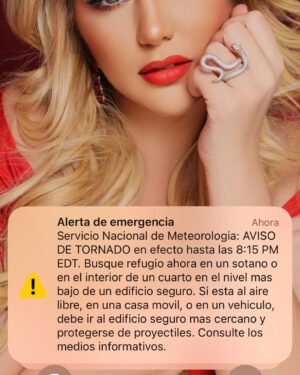 Carolina Jaume Instagram - Sonríe que la vida pasa volando ❤️

1. Nunca dejes de ser niña.
2. Tuve una operación exitosa no les había dicho pero tengo problemas renales y me hicieron una nefrolitotomía percutánea debido a un problema de cálculos renales. Me tuve que operar lejos de mi familia y el hospital es un lugar muy nostálgico. Aunque tuve el mejor enfermero ♌️
3. Un poco de diversión.
4. Estuve en un tornado (de locos).
5. PUERTO RICO 🇵🇷 ESTÁ CABRON.
6. Universal fun. 
7. Me cansé de la típica foto jajaja así que me hice un video.
8. El carro que jamás tendré pero me di el lujo de treparme jajaja. 
9. Breaking Bad. 
10.La vida es como una montaña rusa, disfruta todo el trayecto. ♌️