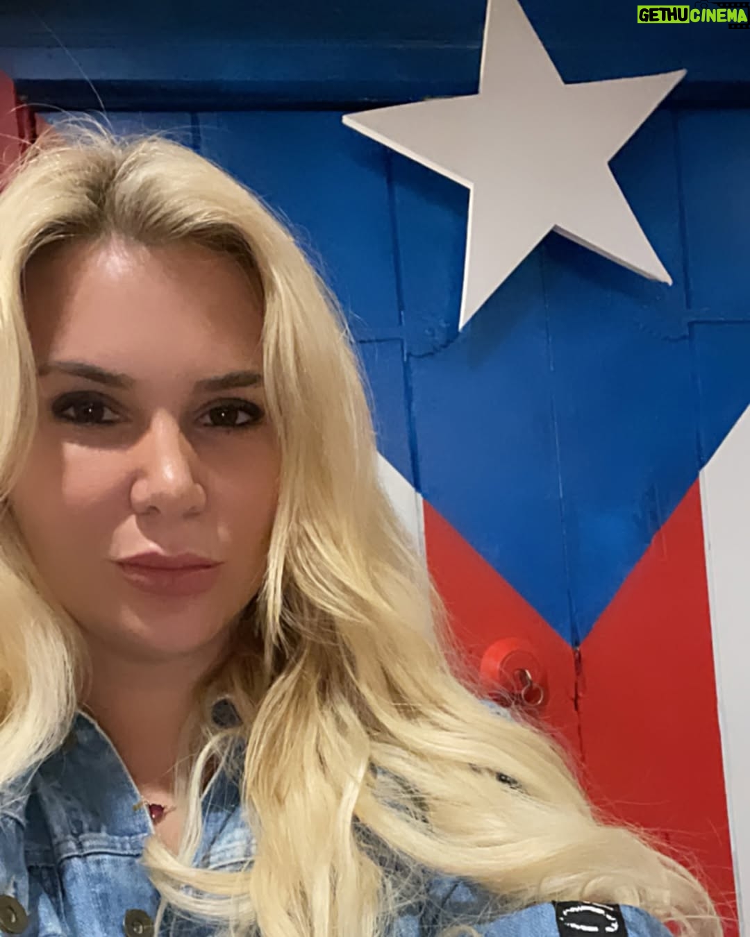 Carolina Jaume - 32.8K Likes - Sonríe que la vida pasa volando ❤️
1. Nunca dejes de ser niña.
2. Tuve una operación exitosa no les había dicho pero tengo problemas renales y me hicieron una nefrolitotomía percutánea debido a un problema de cálculos renales. Me tuve que operar lejos de mi familia y el hospital es un lugar muy nostálgico. Aunque tuve el mejor enfermero ♌️
3. Un poco de diversión.
4. Estuve en un tornado (de locos).
5. PUERTO RICO 🇵🇷 ESTÁ CABRON.
6. Universal fun.
7. Me cansé de la típica foto jajaja así que me hice un video.
8. El carro que jamás tendré pero me di el lujo de treparme jajaja.
9. Breaking Bad.
10.La vida es como una montaña rusa, disfruta todo el trayecto. ♌️