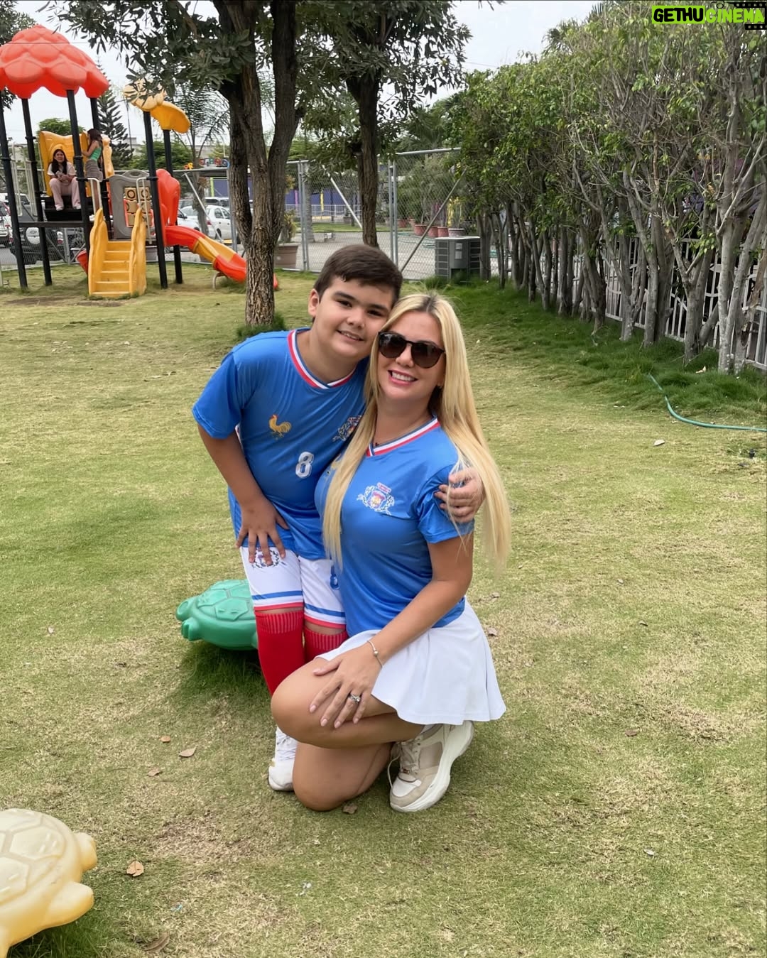 Carolina Jaume - 37.4K Likes - Recuerda siempre esto, ¡somos invencibles! Cuando sientas que ya no puedes más, refúgiate en los brazos de mamá. Te amo amor de mi vida #mamaazul💙