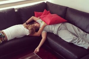 Carolina Jaume Instagram - Querido Hijo @allanzenck 
Hoy celebramos no solo tu cumpleaños, sino también la oportunidad de compartir momentos especiales juntos, de crear recuerdos inolvidables y de seguir construyendo esa hermosa relación que hemos formado a lo largo del tiempo.
Recuerda siempre que tienes un lugar especial en mi corazón, que estoy aquí para apoyarte, para escucharte y para acompañarte en cada paso que des. Tu felicidad es mi felicidad, y ver cómo creces y te desarrollas como persona me llena de orgullo y alegría. Te amo hijo @allanzenck