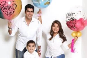 Carolina Jaume Instagram - Querido Hijo @allanzenck 
Hoy celebramos no solo tu cumpleaños, sino también la oportunidad de compartir momentos especiales juntos, de crear recuerdos inolvidables y de seguir construyendo esa hermosa relación que hemos formado a lo largo del tiempo.
Recuerda siempre que tienes un lugar especial en mi corazón, que estoy aquí para apoyarte, para escucharte y para acompañarte en cada paso que des. Tu felicidad es mi felicidad, y ver cómo creces y te desarrollas como persona me llena de orgullo y alegría. Te amo hijo @allanzenck