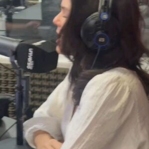 Carolina Varleta Instagram - Se nos va noviembre y en "La hora del taco" y somos  felices 😁
@radiouniverso 
93.7 
Lunes a viernes 17 a 19 hrs