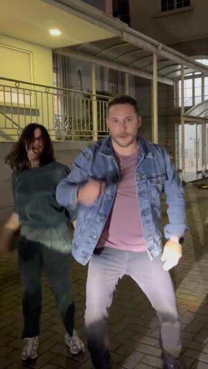 Carolina Varleta Instagram - Sacándole brillo a la pista de baile... 🥳 Como siempre en #LAHORADELTACO @varletazo y @francesco_gazzella lo dan todo y más.