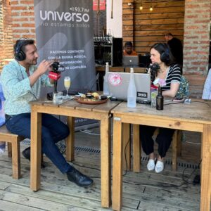 Carolina Varleta Instagram - Se nos va noviembre y en "La hora del taco" y somos  felices 😁
@radiouniverso 
93.7 
Lunes a viernes 17 a 19 hrs