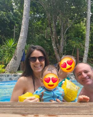 Carolina Varleta Instagram - Itacare 🌴

Un lugar maravilloso al sur de bahía,Brasil.
 Bendecido por sus playas hermosas que parecen vírgenes.
Itacarezinho, Prainha, Tiririca y Resende ,  son algunas para visitar. 
Conocido por el cultivo de cacao y su increíble naturaleza . 
@nosarrancamosunrato  nos dieron el dato y se los agradezco, también nos recomendaron a Mary y su taxi . Una mujer maravillosa que nos llevó a todos nuestros paseos ( tengo el dato por si se animan a venir ) 
Hay muchos lugares deliciosos para comer mis favoritos fueron el Hotel Barracuda  , la farofa de tía Edith y  Cafeu con Cacau con unos platos hechos con amor y creatividad  (no dejar de tomar su cacao con café ESPECTACULAR ) 
Lo otro imperdible son las cachoeiras 
( cascadas ) con un paisaje salvaje y natural .
Para venir con niñ@S ES MUY RECOMENDABLE 
Itacaré muito legal ❣️
Me traje mi @kombu_chacha porque es la más refrescante y es la única kombucha certificada orgánica en chile 🌿